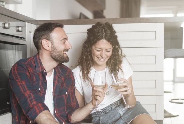 رابطه عاطفی - آموزش روابط زناشویی -شناخت مردان و زنان - عشق محبت - روانشناسی مهارت‌های ارتباطی دختران و پسران